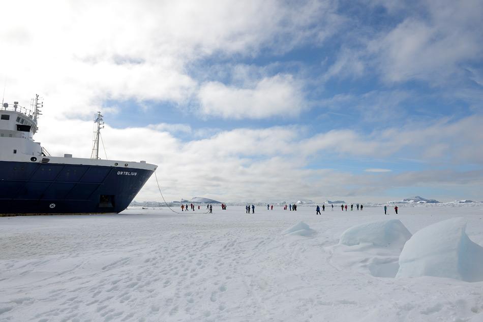 Reisen in die Antarktis werden meisten mit eisgängigen Schiffen durchgeführt. Diese erlauben Fahrten durch das Packeis und manchmal sogar Spaziergänge auf dem Eis. Bild: Michael Wenger