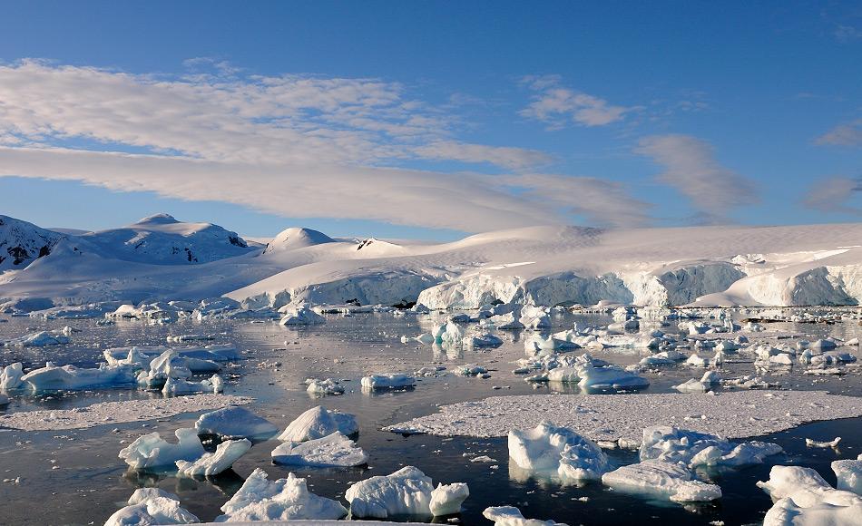 Obwohl grosse Mengen an Rohstoffen unter dem antarktischen Eisschild vermutet werden, haben die Antarktisvertragsstaaten beschlossen, auch weiterhin den Bergbau und den Abbau fossiler Brennstoffe zu verbieten. Damit bleibt Antarktika auch weiterhin geschützt. Bild: Michael Wenger