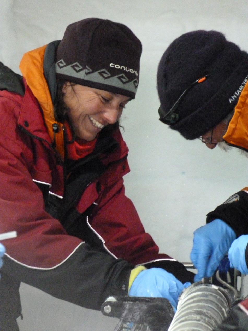 Die neuseelÃ¤ndische Glaziologin Dr Nancy Bertler leitet das Roosevelt Island Climate Evolution Project (RICE) auf Roosevelt Island in der Antarktis. Hier entnimmt sie zusammen mit  Kollege Alex Pyne Untergrundgestein am unteren Teil des RICE Eiskerns. (Photo: Nancy Bertler)