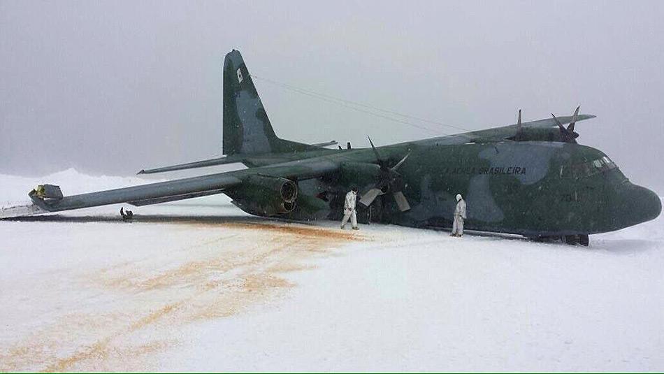 Die abgestürzte Lockheed C.130 blockierte über Tage die Landebahn auf King George Island.