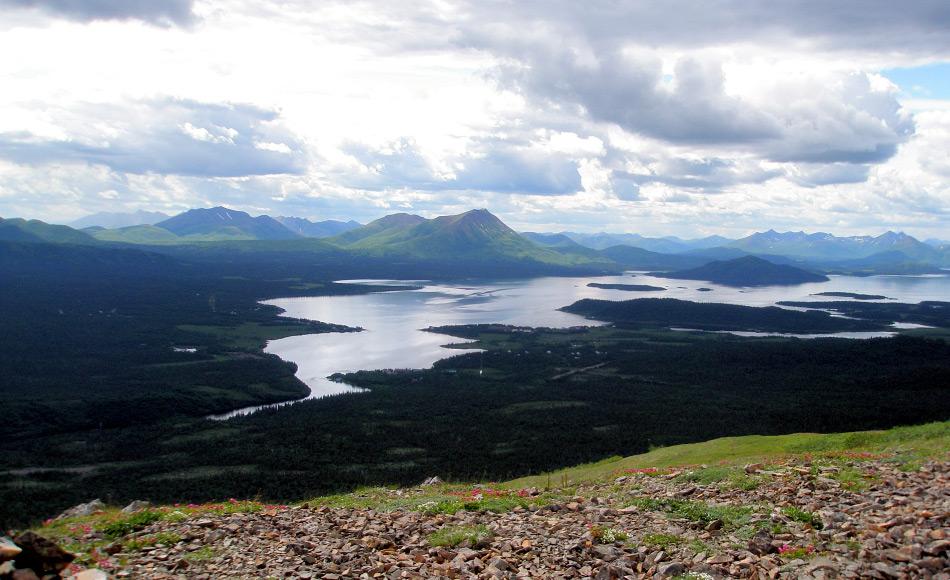 Dieser See ist einer von mehreren grossen Seen im Südwesten Alaskas. Es ist ein 32 km langer und 26 km breiter See, der über die Flüsse Wood River und Nushagak River in die Bristol Bay und damit ins Beringmeer fliesst. Bild: Alex Smith