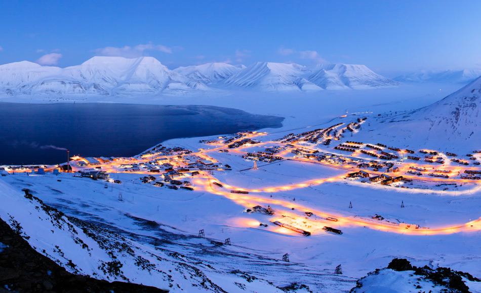 Longyearbyen, das 1906 vom US-Amerikaner John Munroe Longyear gegrÃ¼ndet worden war, verdankt seine Entstehung der Kohle, die in den umliegenden HÃ¼geln gefunden wurde. Ãber die Jahre wurden insgesamt 7 Minen in die HÃ¼gel gegraben, um die Kohle abzubauen und zu verschiffen. Bild: Sysselmann