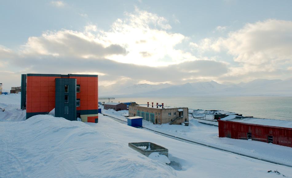 Barentsburg ist Russlands Fuss auf Svalbard. Rund 400 Menschen leben im Ort, der seine meisten EinkÃ¼nfte aus dem Bergbau und Tourismus erhÃ¤lt. Obwohl es russisches Gebiet ist, gilt die norwegische Jurisdiktion. Dies hat zu vielen Diskussionen und Debatten zwischen den beiden LÃ¤ndern gefÃ¼hrt.
