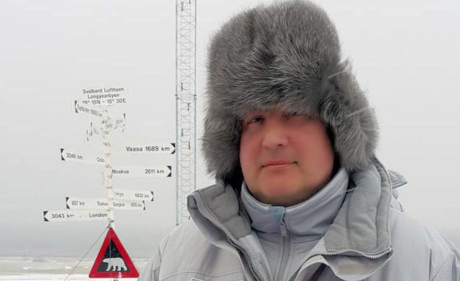 Vizepremierminister Ivan Rogozin hatte 2015 Ã¼berraschen und heimlich Svalbard besucht, trotz Reisesanktionen im Rahmen der Krimkrise. Er hatte die Sanktionen als âabsurdâ bezeichnet und wollte durch seine Reise die Bedeutungslosigkeit der Sanktionen zeigen. Dies fÃ¼hrte zu einer weiteren AbkÃ¼hlung der norwegisch-russischen Beziehungen. Bild: vg.no