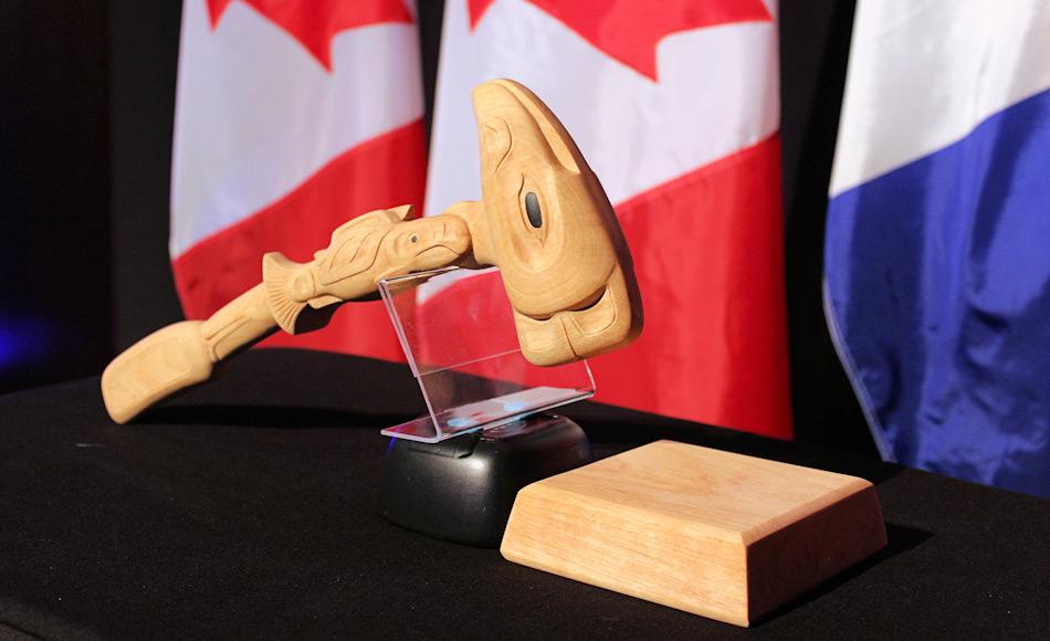 Dieser Hammer wird vom Leiter der Arktisratstreffen benutzt. Er wurde anlÃ¤sslich eines Galadinners zu Ehren von Kanadas zweitem Vorsitz des Arktisrates prÃ¤sentiert. Nun wird ihn Finnland von den USA Ã¼bernehmen. Bild: Arctic Council / Linnea NordstrÃ¶m