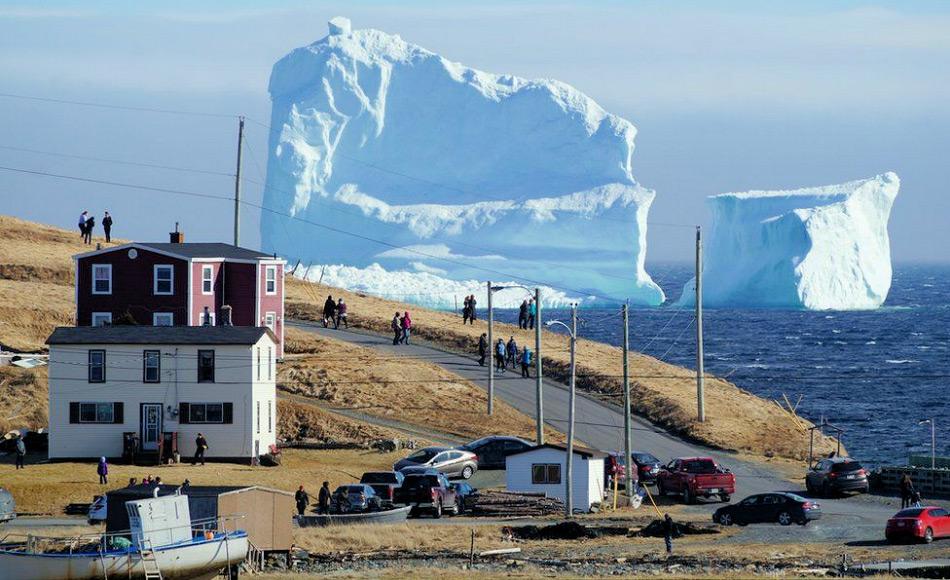 Die Kleinstadt Ferryland ist zu einem Touristenmagnet geworden aufgrund der Eisberge vor der neufundlÃ¤ndischen KÃ¼ste. Diese Ã¼berragen die HÃ¤user bei weitem. Bild: Reuters