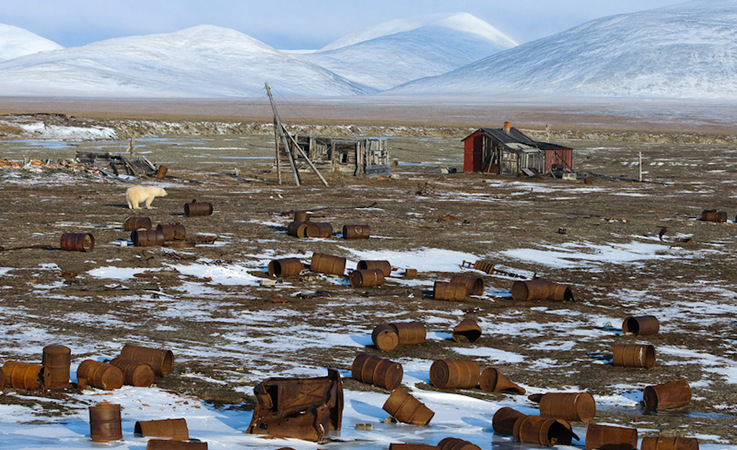 In vielen Regionen der russischen Arktis liegt haufenweise Müll und Schrott in der Gegend und