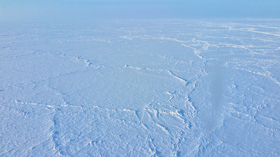 Der geographische Nordpol hat viele Expeditionen in das wilde und eisige Reich der Arktis gelockt. Doch heutzutage wird die Eisdecke jedes Jahr dÃ¼nner, was zu vielen Problemen fÃ¼r Foscher und Expeditionen fÃ¼hrt. Bild: Michael Wenger