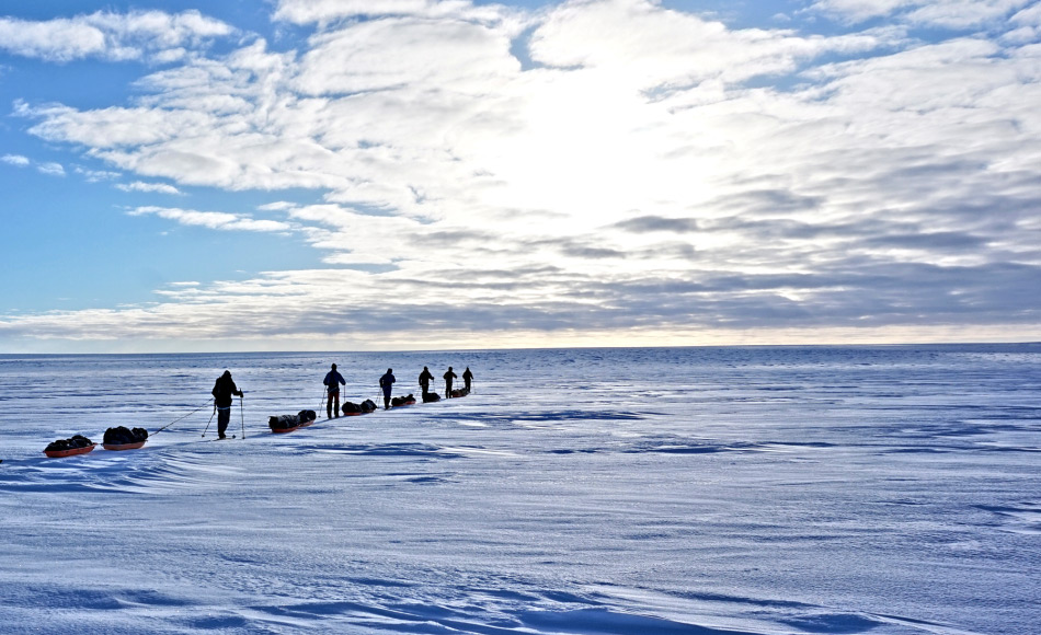 Das sechsköpfige Team unter der Führung von Bengt Rotmo von Oustland Polar Exploration startete seine Expedition am 4. Mai von Westen aus. Auf Skiern und mit jeweils 60kg Material auf Schlitten ausgerüstet planen sie, Ende Mai an der Ostküste anzukommen. Bild: Oustland Polar Exploration