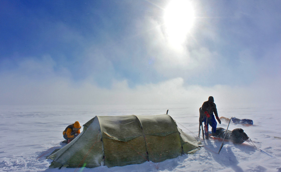 Wie bei allen polaren Expeditionen spielt das Gewicht eine immense Rolle. Daher werden leichte, aber stabile Zelte verwendet. Doch bei starken Winden wird der Aufbau immer zu einer Herausforderung. Bild: Oustland Polar Exploration