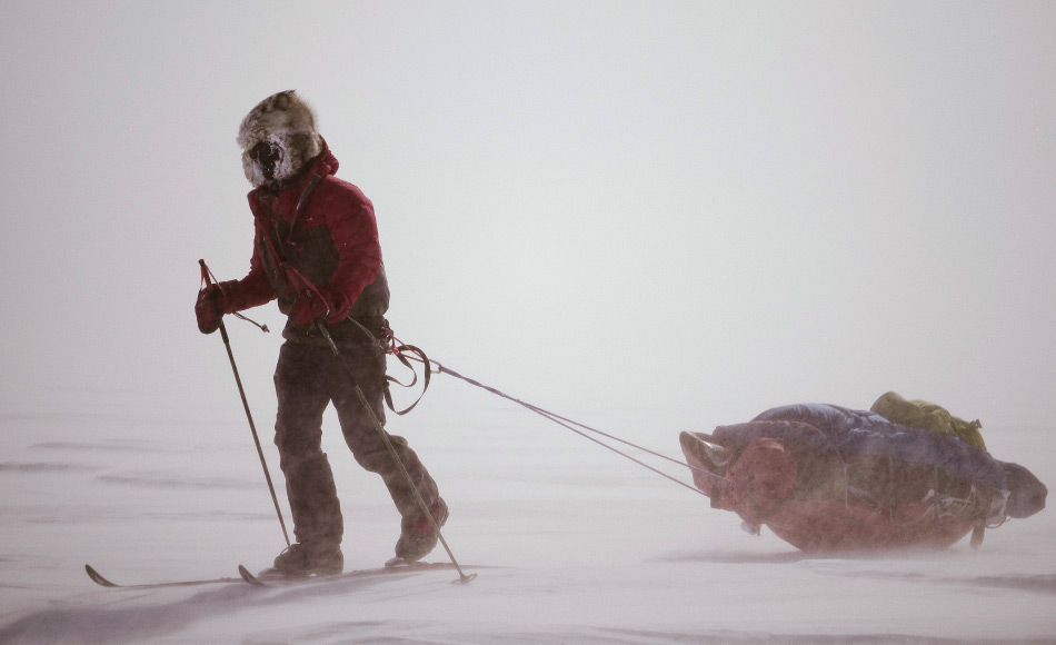 Mit einer durchschnittlichen Tagesleistung von 20 Kilometer kämpften sich die sechs Teilnehmer über den grönländischen Eisschild und trotzten schweren Schneestürmen und heftigen Winden. Bild: NZAHT