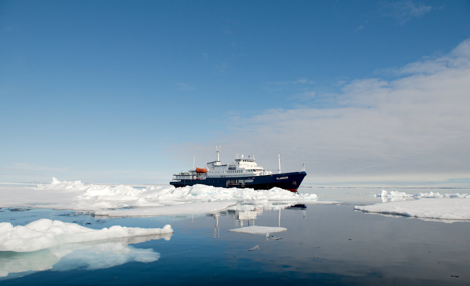 Die Schiffe von AECO-Mitgliedern sind speziell fÃ¼r den Einsatz in den polaren Regionen gebaut worden, um das hÃ¶chste Mass an Sicherheit fÃ¼r Natur und Mensch zu gewÃ¤hrleisten. Leider gilt dies nicht fÃ¼r alle Kreuzfahrtschiffe, die in die Arktis fahren wollen. Bild: Michael Wenger