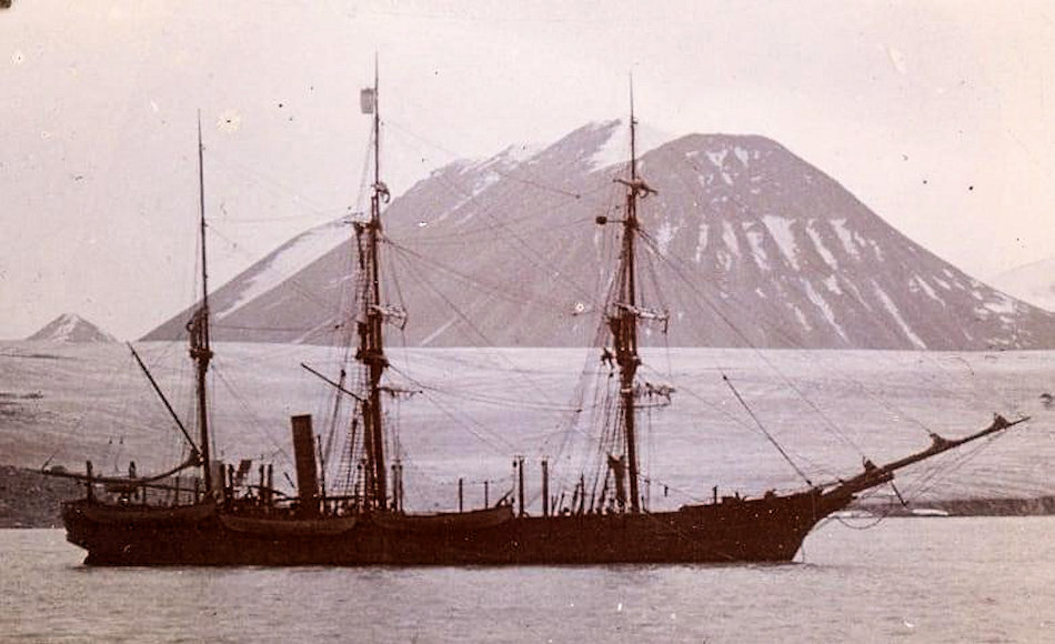 Die Nova Zembla war eines von fünf Schiffen, welches zu Beginn des 20 Jhd. zwischen Kanada und Grönland unterwegs war, um Wale zu jagen. Aufgrund eines Entscheidungsfehlers des unerfahrenen Kapitäns während eines Sturmes sank das Schiff in einem Fjord in der Baffin Bay und wurde vergessen. Bild: Kenn Harper Collection