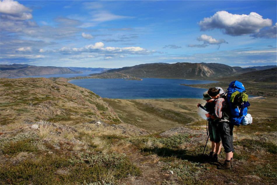  Wanderer geniessen die wilde Landschaft des Arctic Circle Trails. (Bild: Destination Arctic Circle / CC BY-NC-ND 2.0)
