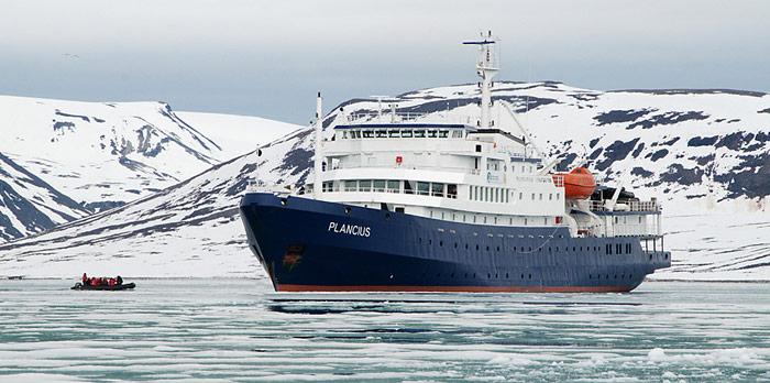 Die «Plancius» der holländischen Reederei «Oceanwide Expeditions» fällt mit einer Länge von 89 Meter nicht in die neue Regelung.