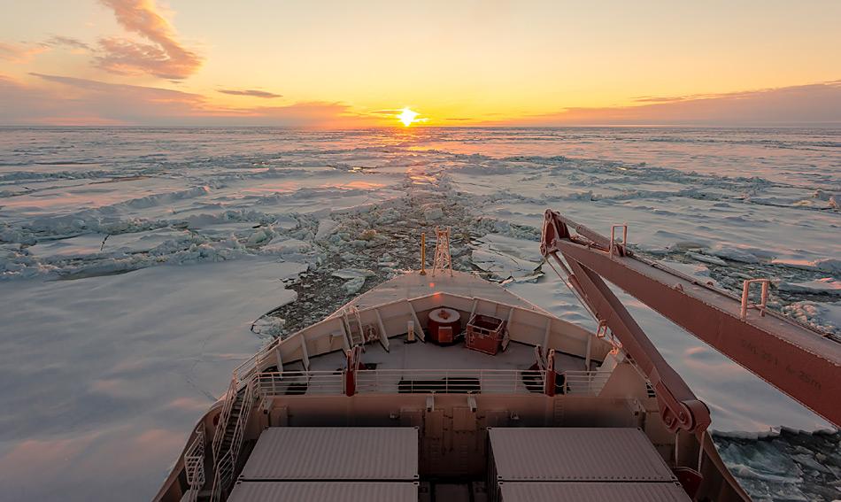 Polarstern bricht sich durch schweres Eis Richtung Süden. Foto: Stefan Hendricks, AWI
