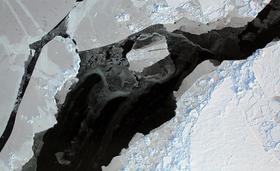 Die Satellitenaufnahme der NASA zeigt, wie das arktische Meereis aufbricht. © NASA Goddard Space Flight Center