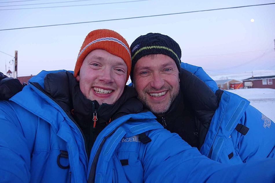 Marc Cornelissen und Philip de Roo von Cold Facts kamen am 29. März 2015 in Resolute, Kanada an. Von hier aus planten die beiden Forscher nach Norden zu wandern und dabei wichtige Daten über Eis- und Schneedicke zu sammeln. Foto: Cold Facts