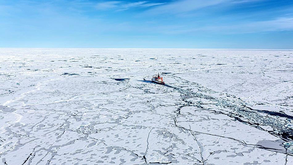 Luftaufnahme des deutschen Forschungsschiffes Polarstern bei der Fahrt durch arktisches Meereis. Der Forschungseisbrecher befindet sich gerade auf einer Expedition in die zentrale Arktis. Bild: Stefan Hendricks, AWI