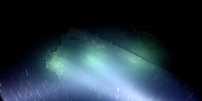 Im Scheinwerferlicht sind in 300 Meter Tiefe die Umrisse der «Terra Nova» zu erkennen.