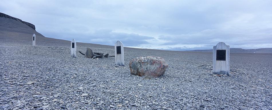 Die ersten Toten wurden auf Beechey Island begraben. Ihre Leichen überdauerten praktisch unversehrt im gefrorenen Boden.