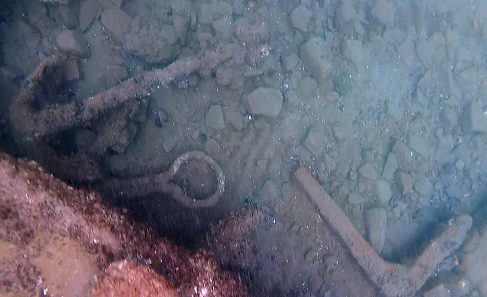 Das Bild zeigt einige Ãberbleibsel der Schiffswracks: Ein kleiner Anker, eine Kettenplatte zur Befestigung von Takelage, ein eisernes Knie als Teil eines Schiffsrumpfes. Â© NOAA