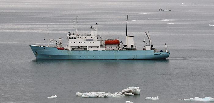 Die «Professor Molchanov» am 24. Juli 2012 vor Anker bei Champ Island, war früher bei Polar-Touristen sehr beliebt. Heute steht das Schiff nur noch für russische Expeditionen zur Verfügung.