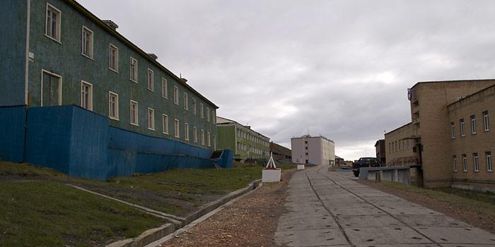 Die trostlosen Gebäude von Barentsburg sollen durch Künstlerhand etwas Lebensfreude in der Ort bringen.