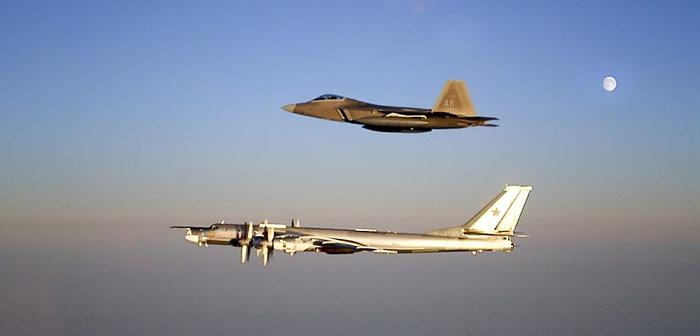 Spionage auch aus der Luft: Amerikanische F-22 beim Abfangen einer russischen Tupolew Tu-95 vor der Küste Alaskas.