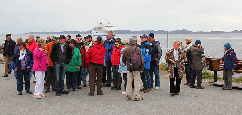 Etwas verwirrt stehen die GÃ¤ste der MS Delphin im Hafen von Nuuk herum. Bild: Benny Kokholm