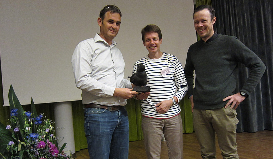 Zum ersten Mal wurde der Â«PuffinÂ» in diesem Jahr vergeben. Mark van der Hulst (links) und Troels Jacobsen (Mitte) nahmen den Preis von JÃ¸rn Henriksen (rechts) von der AECO entgegen. Bild: Frygg JÃ¸rgensen