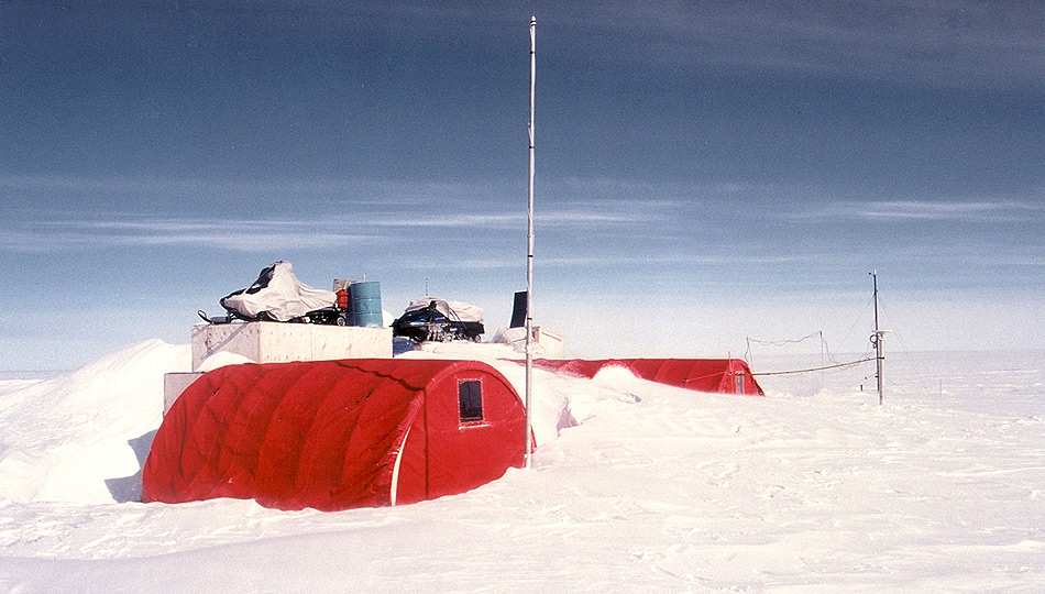 Die ETH in Zürich und Lausanne betreiben schon seit 1990 in Grönland rund 80 km nordöstlich von Ilulissat eine Forschungsstation Dort wurden mit internationalen Partnern mehrere Projekte erfolgreich durchgeführt. Foto: John Maurer, NSIDC
