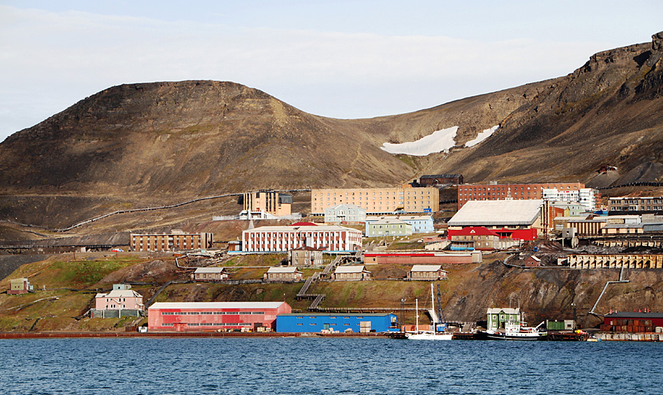 Die zweite grössere Ortschaft, das russische Barentsburg, lebt genau wie Longyearbyen, in erster Linie vom russisch-staatlich subventionierten Kohleabbau.