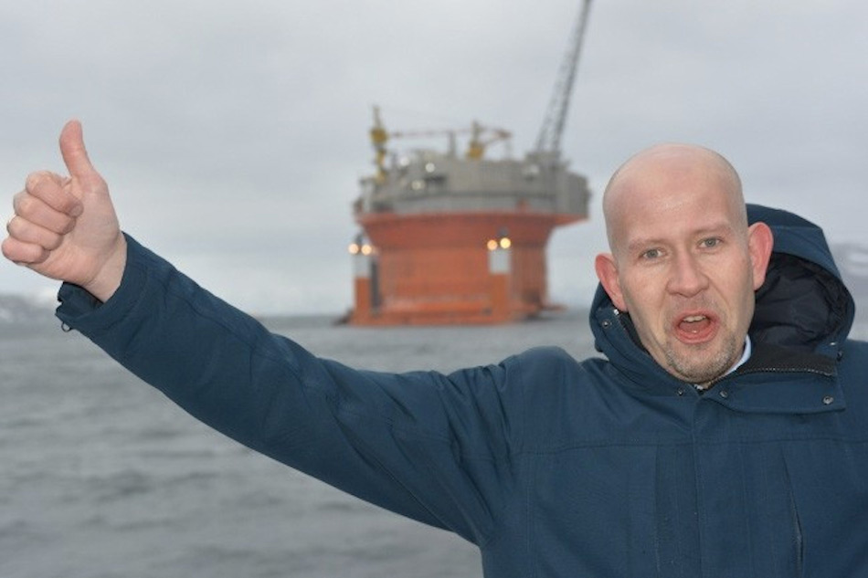 Der norwegische Energie- und Ölminister Tord Lien heisst die Plattform in der Barentssee nach ihrer langen Reise von Südkorea Willkommen. Bild Thomas Nilsen
