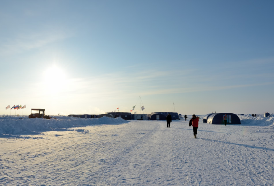 Die Treibeisstation Camp Barneo wird seit 15 Jahren jedes Jahr neu errichtet und dient als Tor für Flüge und Expeditionen zum Nordpol. Seit 2014 nutzt auch das Militär die Station offiziell für Trainings und Übungen für Such- & Rettungsmissionen. Bild: Michael Wenger