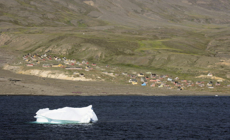 Kleinere Gemeinden wie Siorapaluk an der Westküste Grönlands sind vom Meereis stark abhängig wegen Verkehr und Jagd. Doch mit den Verzögerungen und dem instabileren Eis müssen sich die Menschen anpassen und ihre Lebensweise verändern, oft nicht zum Besseren. Bild: Heiner Kubny