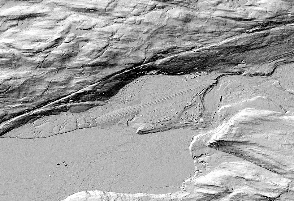 Der Detailgrad der Bilder ist bemerkenswert und zeigt auch die kleinsten Erhebungen wie beispielsweise auf diesem Bild von Kangerlussuaq. Man erkennt deutlich die Strassen, die Gebäude und die Flugzeugpiste. ©Polar Geospatial Center