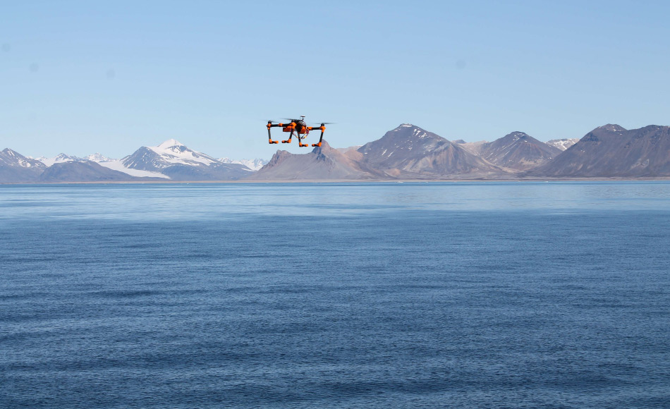 Der Multikopter der AWI-Tiefseegruppe macht Luftaufnahmen des Arktischen Ozeans. Foto: Thorben Wulff