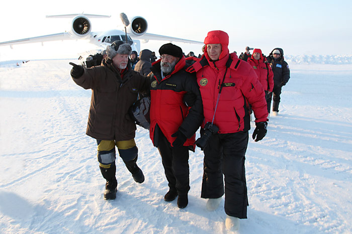 Heiner Kubny und Arthur Chilingarov unterwegs zu den Helikopter.