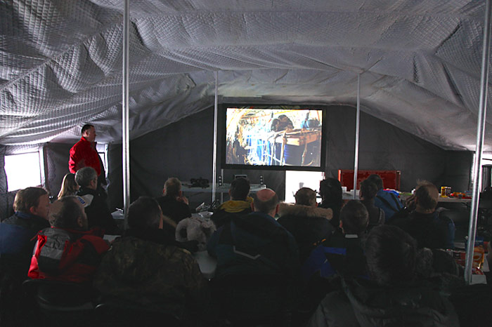 Die Filmpremier wurde in einem Zelt durchgeführt.