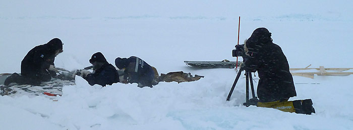 Werner Breiter bei Dreharbeiten am Nordpol bei einer Temperatur von -34° Celsius und arktischem Sturm.