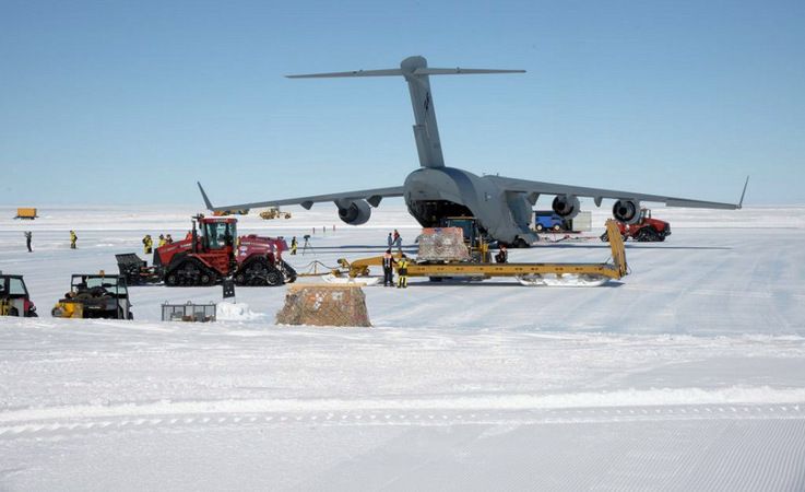 Die gru00f6ssten Flugzeuge, die in die Antarktis fliegen, sind die C-17-Transporter der US-Amerikaner