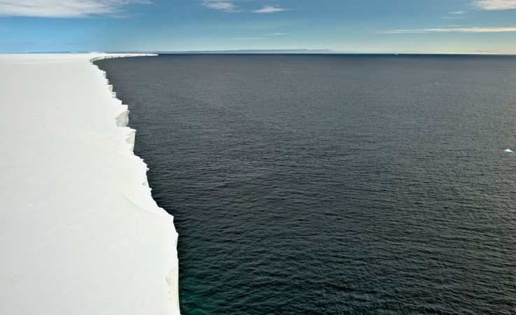Eisschelfe wie das riesige Rosseisschelf ragen viele hundert Kilometer weit ins Su00fcdpolarmeer.