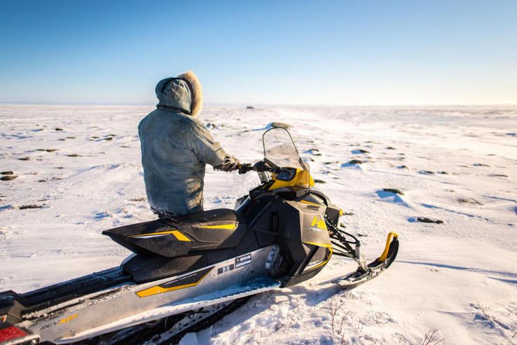 Inuit benutzen hu00e4ufig Motorschlitten. Die Witterungsverhu00e4ltnisse, insbesondere die Temperatur,